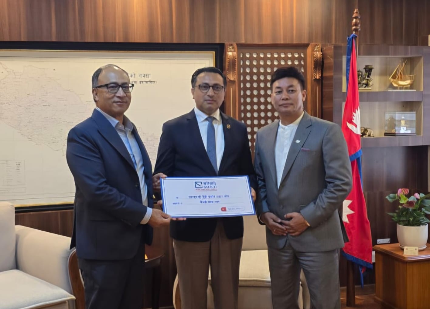 भोटेकोशी बाढीपीडितका लागि सगरमाथा लुम्बिनी इन्स्योरेन्सको ६२ लाख सहयोग